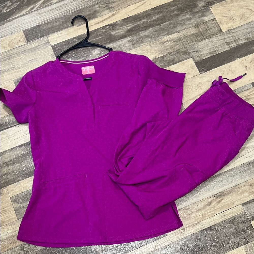 Vibrant Pink Scrub Set

Jacquard print